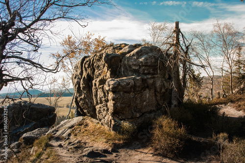 Sunny landscape of the Table Mountains with a view of vast meadows, forests and distant mountain ranges. Calm nature, clear sky and open space invite reflection, mindfulness and deep relaxation.