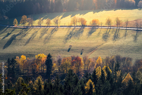 Sunny landscape of the Table Mountains with a view of vast meadows, forests and distant mountain ranges. Calm nature, clear sky and open space invite reflection, mindfulness and deep relaxation.