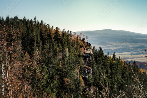 Sunny landscape of the Table Mountains with a view of vast meadows, forests and distant mountain ranges. Calm nature, clear sky and open space invite reflection, mindfulness and deep relaxation.