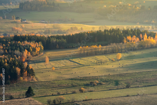 Sunny landscape of the Table Mountains with a view of vast meadows, forests and distant mountain ranges. Calm nature, clear sky and open space invite reflection, mindfulness and deep relaxation.