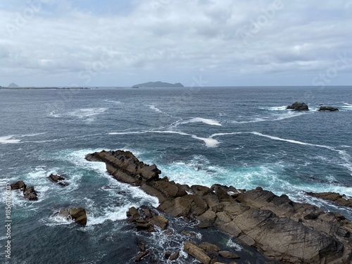 Canvastavla Les falaises vertigineuses de Dunquin surplombant les eaux de l'Atlantique