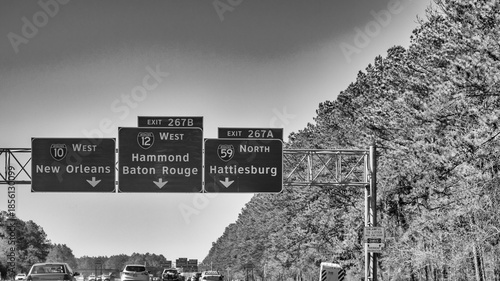 Foto New Orleans, LA - February 8, 2016: Interstate traffic to New Orleans on a sunny