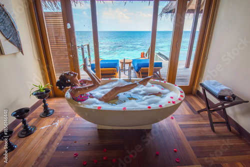 Foto A female tourist in the hot tube