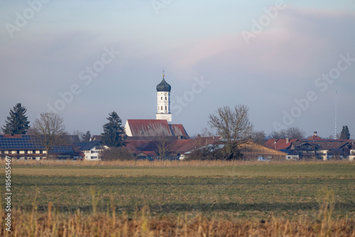 Blick nach Raisting mit Kirche