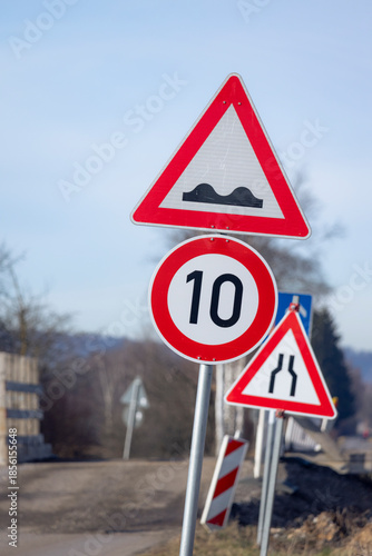 Verkehrszeichen warnen vor Straßenschäden