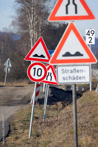 Verkehrszeichen warnen vor Straßenschäden