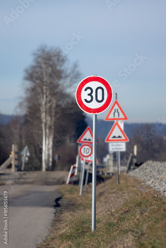 Verkehrszeichen warnen vor Straßenschäden