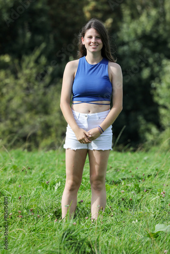 Hübsche Teenagerin in der Natur