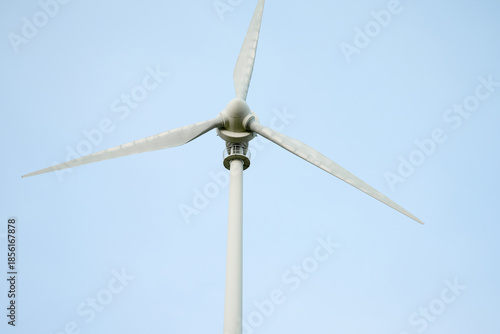 Foto Wind turbine close up against sky