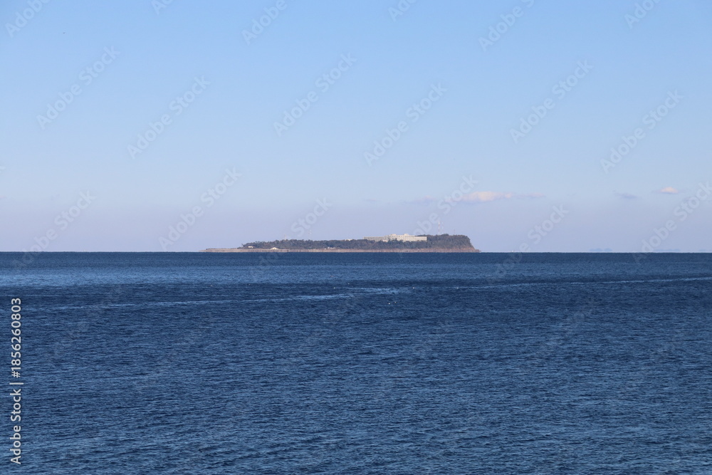 Fototapeta premium 伊東の海。伊東マリンランドからの風景。初島。 