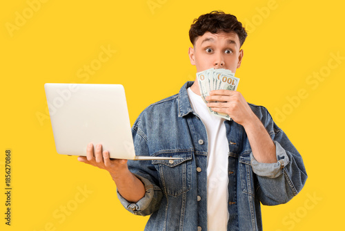 Shocked young man with lapt...