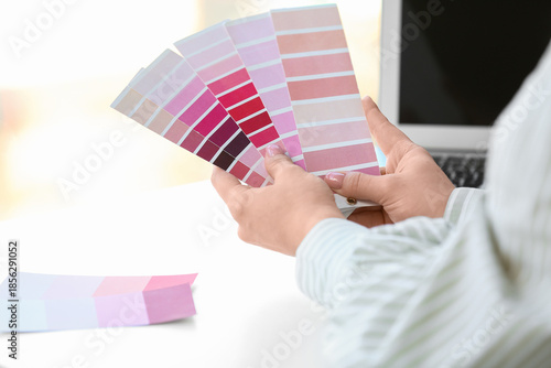 Female interior designer wo...