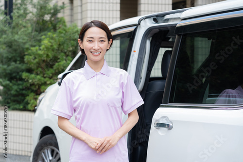 фотографія 車で訪問介護をするミドルの女性介護士