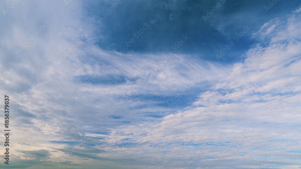 Obraz premium A Beautiful, Cloudy Sky Was Captured in Majestic Serenity for All to Admire and Enjoy