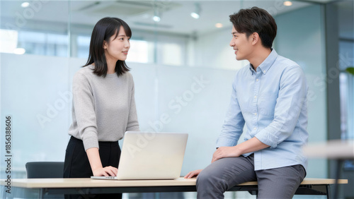 Wallpaper Mural オフィスのデスクで会話を交わすビジネス男女 Torontodigital.ca