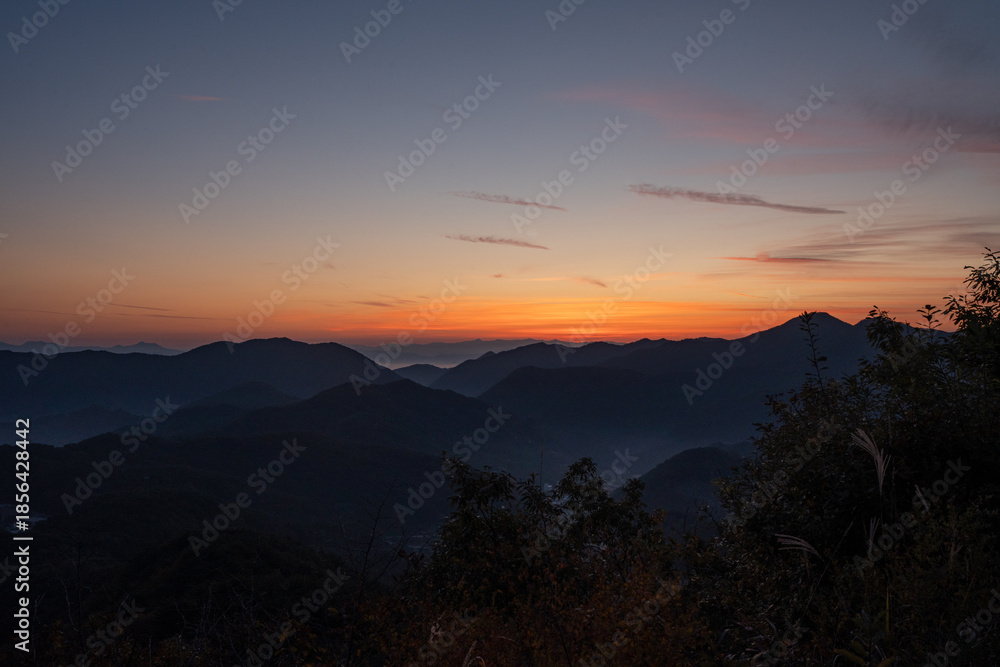 Fototapeta premium 明るみ始めた夜明けの空と山並み