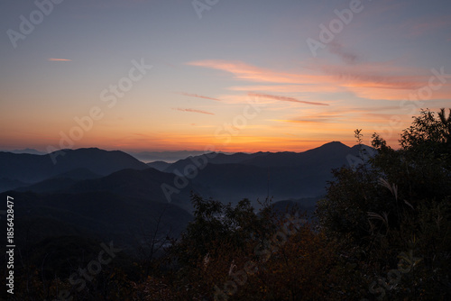 Wallpaper Mural 朝焼けの空と山並み Torontodigital.ca