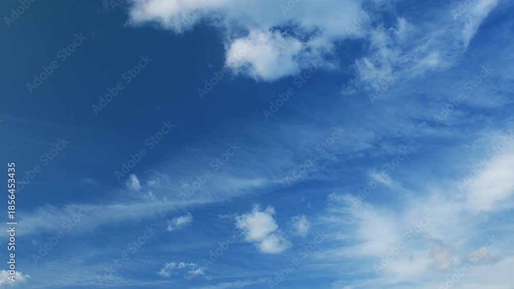 Obraz premium A stunning and vibrant blue sky, adorned with beautiful wispy clouds floating gracefully