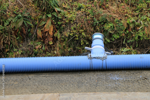 工事現場に置かれた塩ビ管