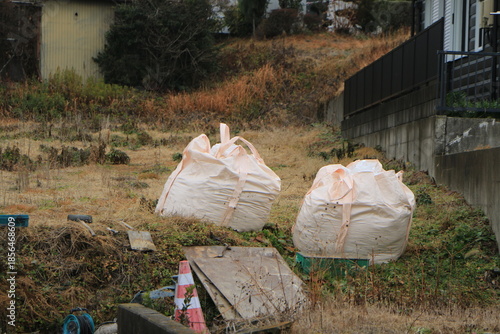 工事現場に置かれた土嚢袋