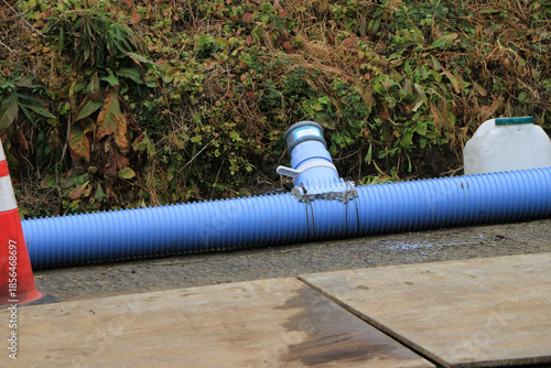 工事現場に置かれた塩ビ管