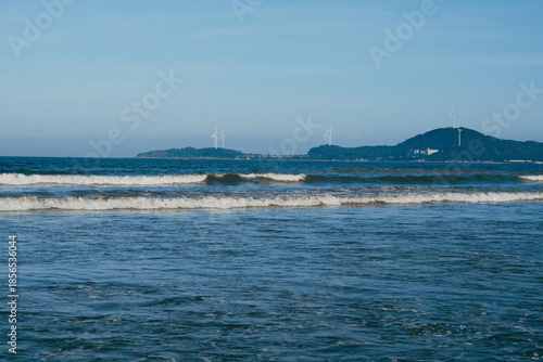 In summer, the natural scenery of the sea level on a sunny day