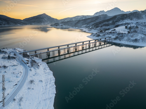 Vista aerea del lago di Campotosto in Abruzzo. Freddo Neve e un panorama meraviglioso.