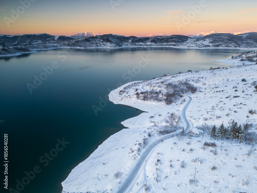 Vista aerea del lago di Campotosto in Abruzzo. Freddo Neve e un panorama meraviglioso.