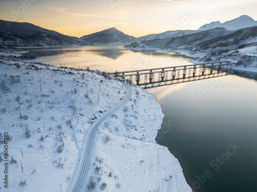 Vista aerea del lago di Campotosto in Abruzzo. Freddo Neve e un panorama meraviglioso.