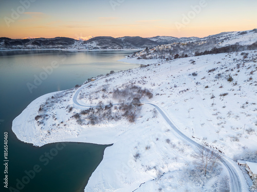 Vista aerea del lago di Campotosto in Abruzzo. Freddo Neve e un panorama meraviglioso.
