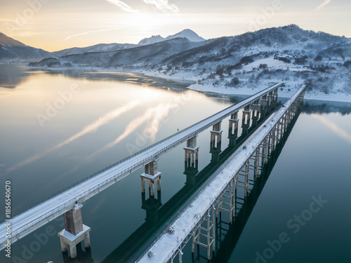 Vista aerea del lago di Campotosto in Abruzzo. Freddo Neve e un panorama meraviglioso.