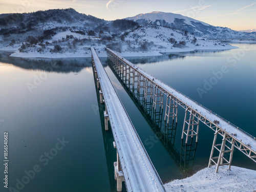 Vista aerea del lago di Campotosto in Abruzzo. Freddo Neve e un panorama meraviglioso.