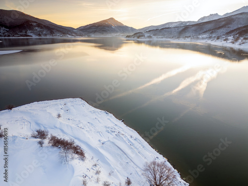 Vista aerea del lago di Campotosto in Abruzzo. Freddo Neve e un panorama meraviglioso.