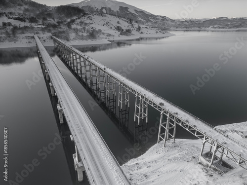 Vista aerea del lago di Campotosto in Abruzzo. Freddo Neve e un panorama meraviglioso.
