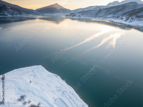 Vista aerea del lago di Campotosto in Abruzzo. Freddo Neve e un panorama meraviglioso.
