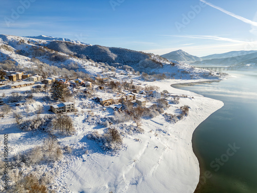 Vista aerea del lago di Campotosto in Abruzzo. Freddo Neve e un panorama meraviglioso.
