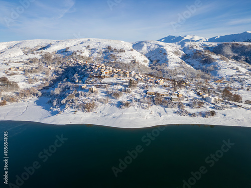 Vista aerea del lago di Campotosto in Abruzzo. Freddo Neve e un panorama meraviglioso.

