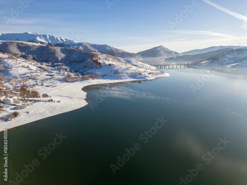 Vista aerea del lago di Campotosto in Abruzzo. Freddo Neve e un panorama meraviglioso.
