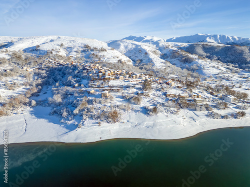 Vista aerea del lago di Campotosto in Abruzzo. Freddo Neve e un panorama meraviglioso.

