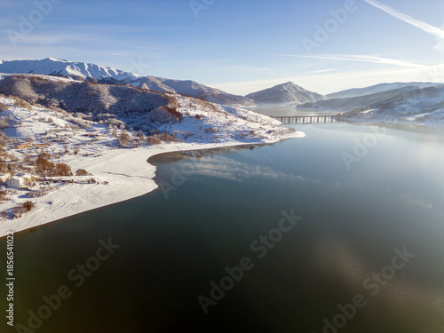 Vista aerea del lago di Campotosto in Abruzzo. Freddo Neve e un panorama meraviglioso.
