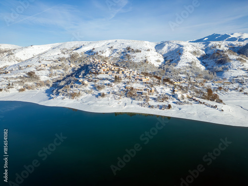 Vista aerea del lago di Campotosto in Abruzzo. Freddo Neve e un panorama meraviglioso.
