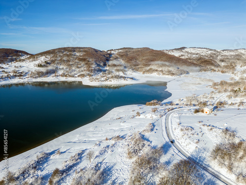 Vista aerea del lago di Campotosto in Abruzzo. Freddo Neve e un panorama meraviglioso.
