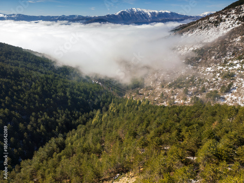 Vista aerea del lago di Campotosto in Abruzzo. Freddo Neve e un panorama meraviglioso.
