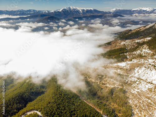 Vista aerea del lago di Campotosto in Abruzzo. Freddo Neve e un panorama meraviglioso.
