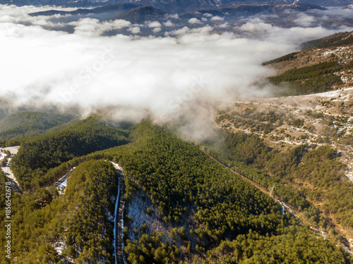 Vista aerea del lago di Campotosto in Abruzzo. Freddo Neve e un panorama meraviglioso.
