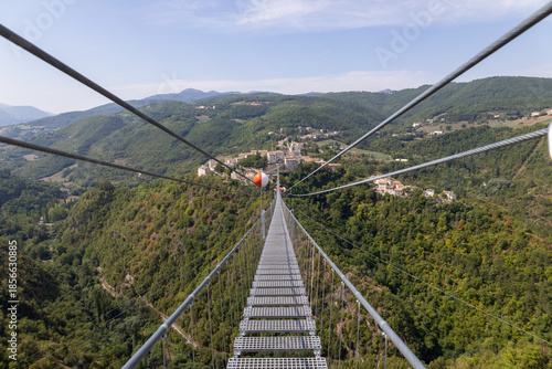 Attraversamento del ponte tibetano più alto d'Italia che collega i borghi di Sellano e Montesanto in Umbria. Panorama, particolari e persone si cimentano in questa emozionante esperienza