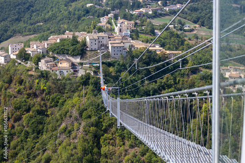 Attraversamento del ponte tibetano più alto d'Italia che collega i borghi di Sellano e Montesanto in Umbria. Panorama, particolari e persone si cimentano in questa emozionante esperienza