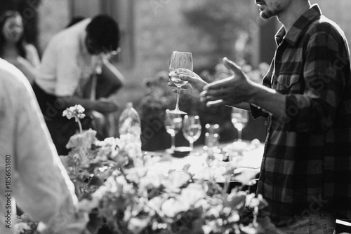 Schilderij op canvas Formal reception with lively mingling and tasteful floral