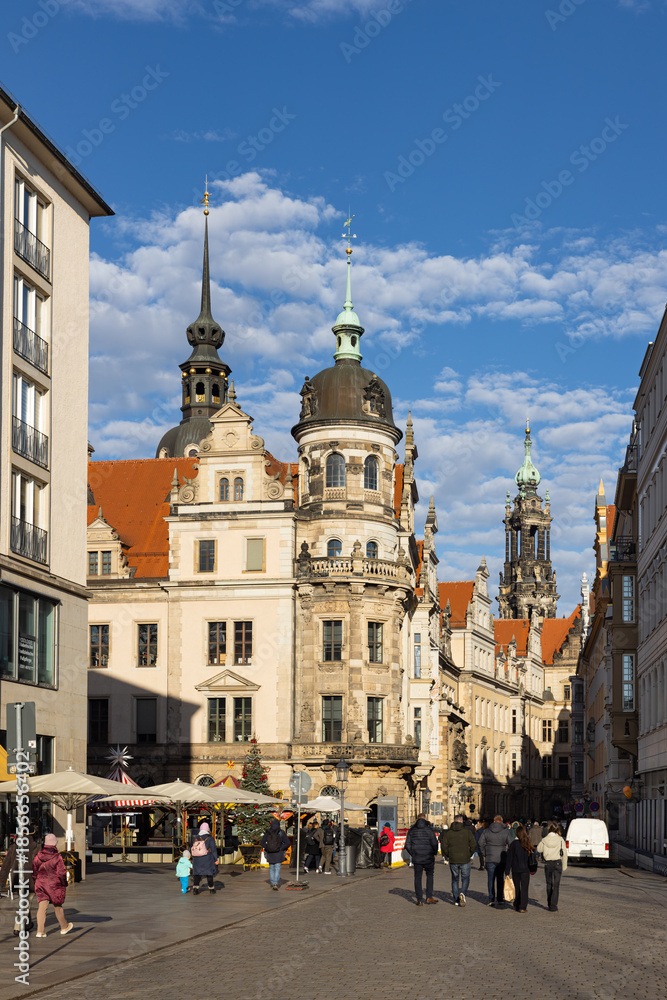 Obraz premium Residenzschloß in Dresden, davor weihnachtlich geschmückte Verkaufsstäde