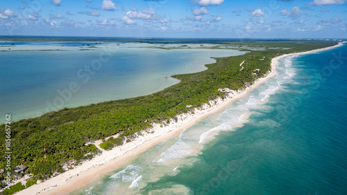 Fotografi Sian Kaan Biosphere Mexico Beautiful beach with a clear blue ocean and a lush green forest